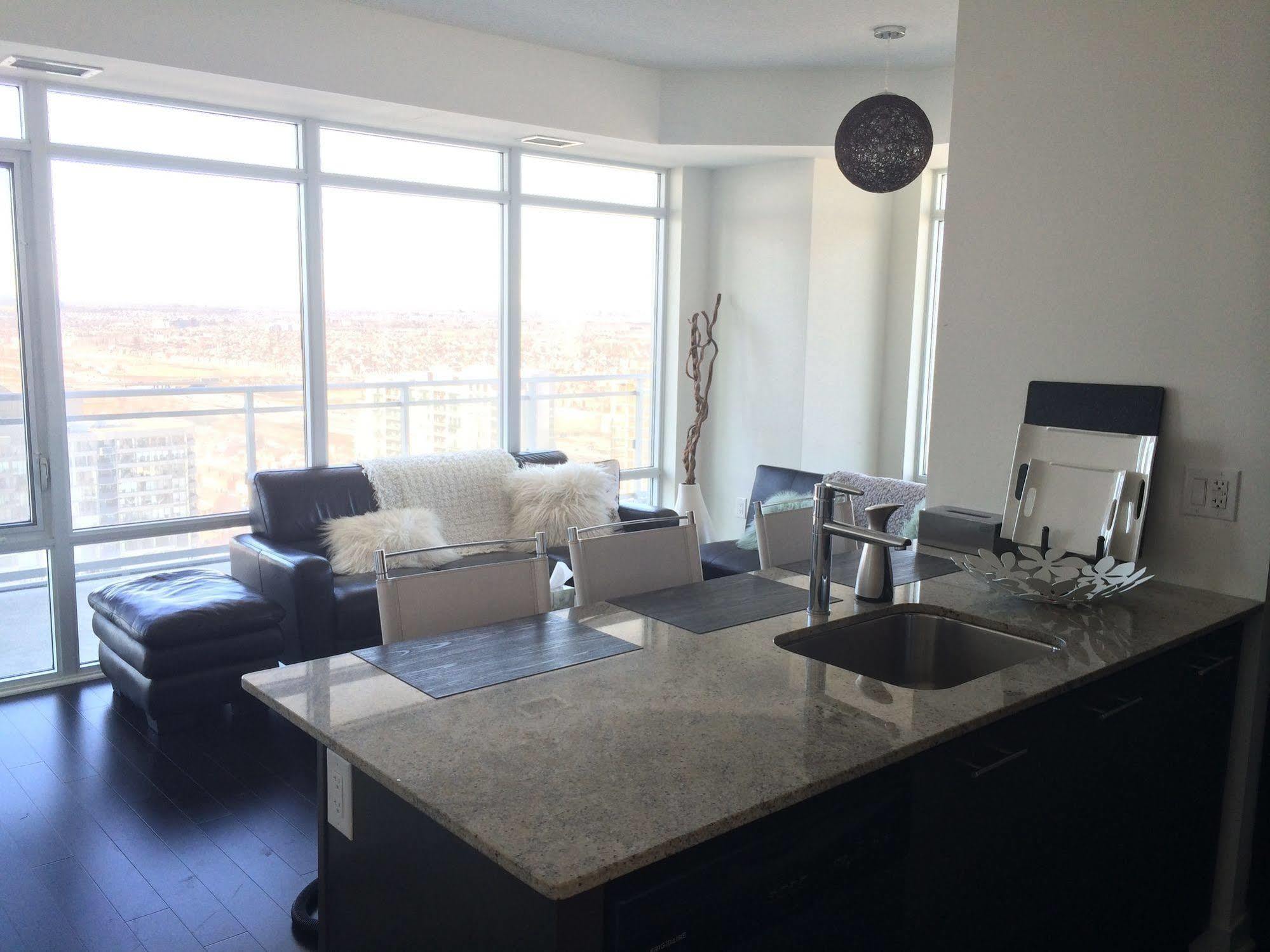Square One Fully Furnished Suite 미시소거 외부 사진